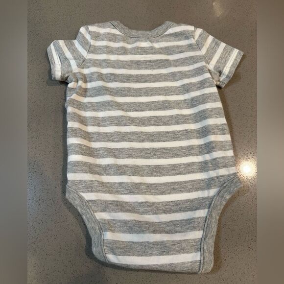 Bundle: Set of three short sleeve onesies from baby gap Sized 3-6 / 6-12 month - Picture 3 of 7
